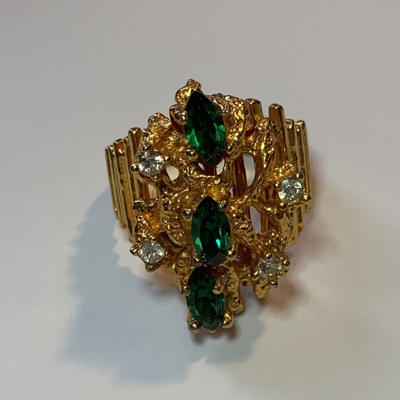 Vintage size 9.5 Gold Tone Green Stone Gatsby Ring - Picture 2 of 3